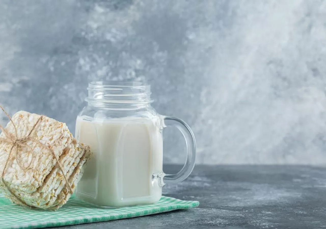 delicious-square-crispbread-bottle-milk-marble_114579-58104