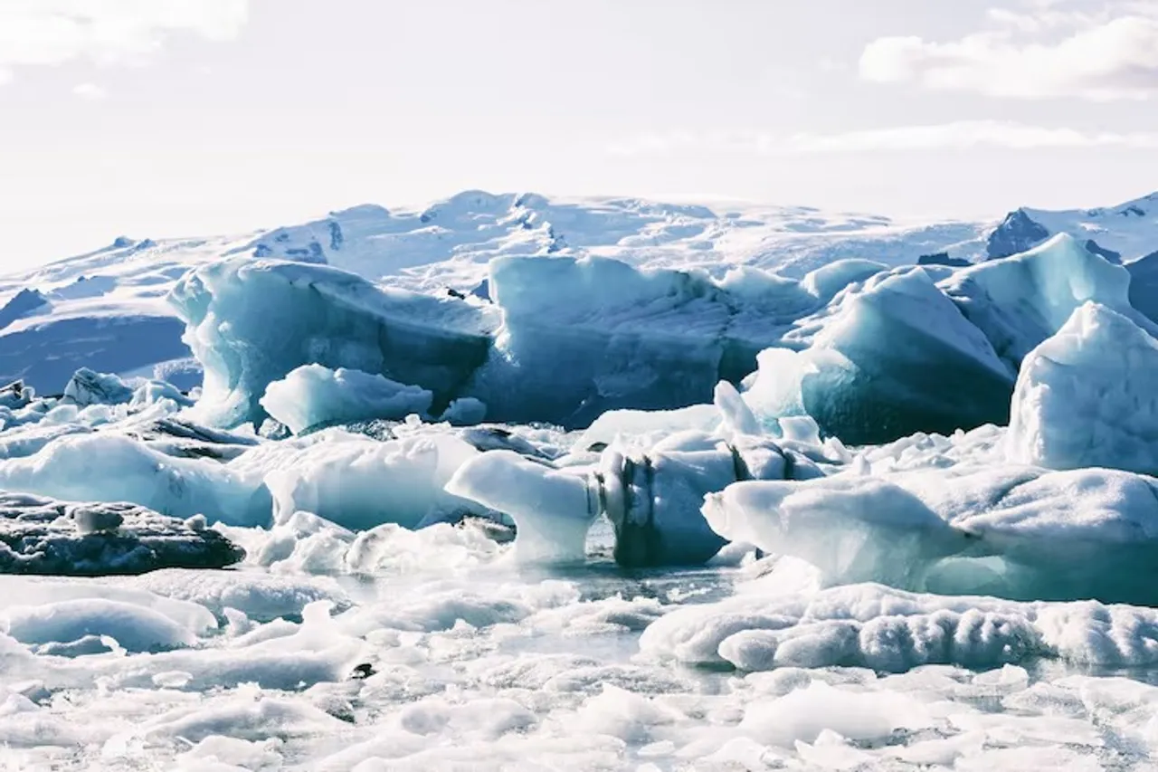 icebergs-floating-jokulsarlon-glacier-lagoon_181624-31094