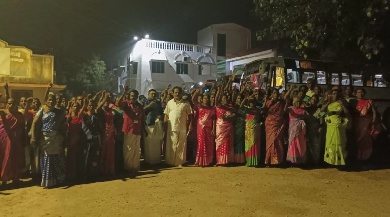 All India Trade Union Congress AITUC protes begin day before in  Manapparai demand special COVID incentive for sanitation workers Tamil News