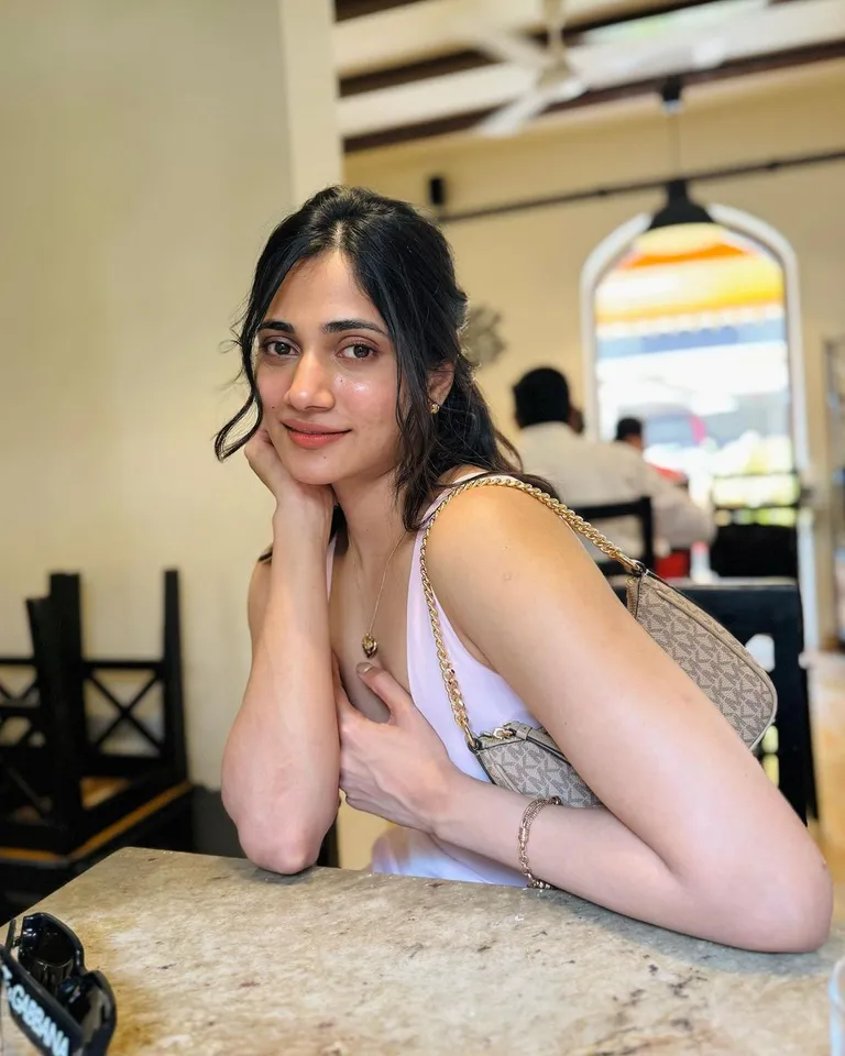 Losliya 