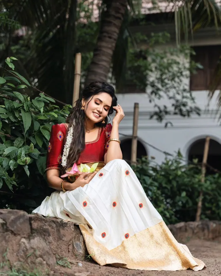 Saai Gayathr