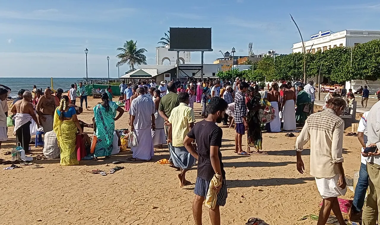 அந்த வகையில், மகாளய அமாவாசையான இன்று புதுச்சேரி கடற்கரை பகுதியில் மக்கள் நீராடி, முன்னோர்களுக்கு தர்ப்பணம் கொடுத்தனர். ஆதரவற்றவர்களுக்கு அன்னதானம் வழங்கினர்.