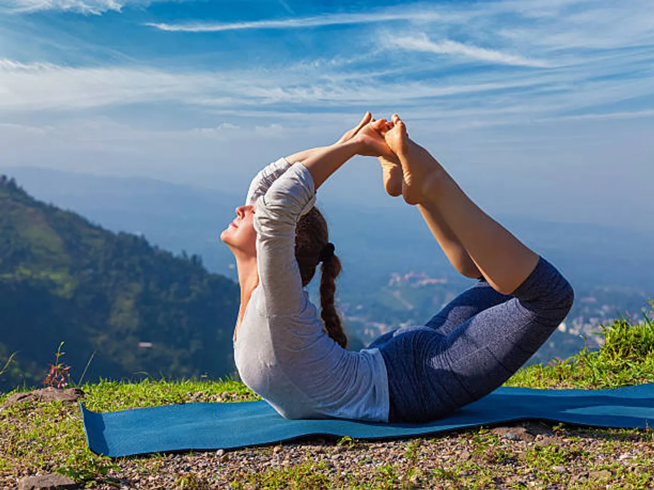 dhanurasana