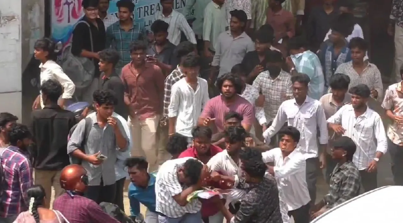 Maduravoyal college students attack Fellow student middle of the road Tamil News