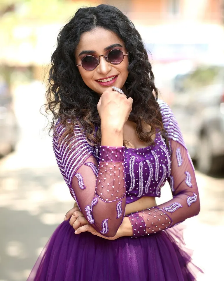 அந்த வகையில் தற்போது அவர் வெளியிட்டுள்ள புகைப்படங்கள் இணையத்தில் வைரலாகி வருகிறது. 