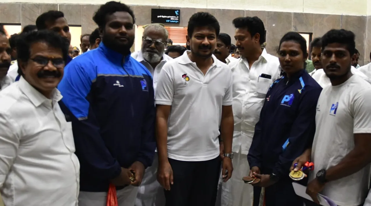 TN Weight lifting player meet udhayanidhi stalin at Trichy airport before going to south africa commonwealth games Tamil News 