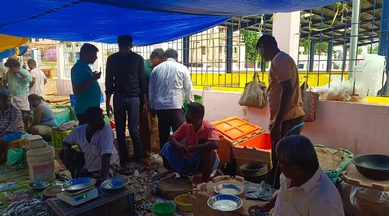Sivagangai 8 kg of rotten fish seized from weekly market Tamil News 
