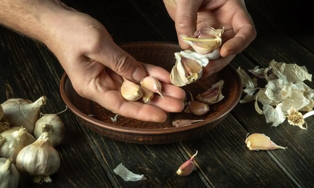 how to peel garlic