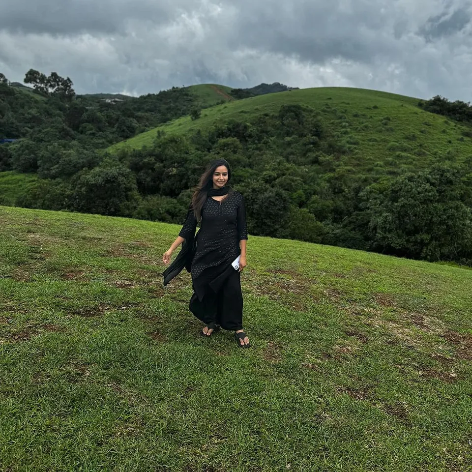 தண்ணீரில் விளையாடும் நட்சத்திரம்: இந்த சீரியல் நடிகை யார்னு தெரியுதா? வைரல் க்ளிக்ஸ்