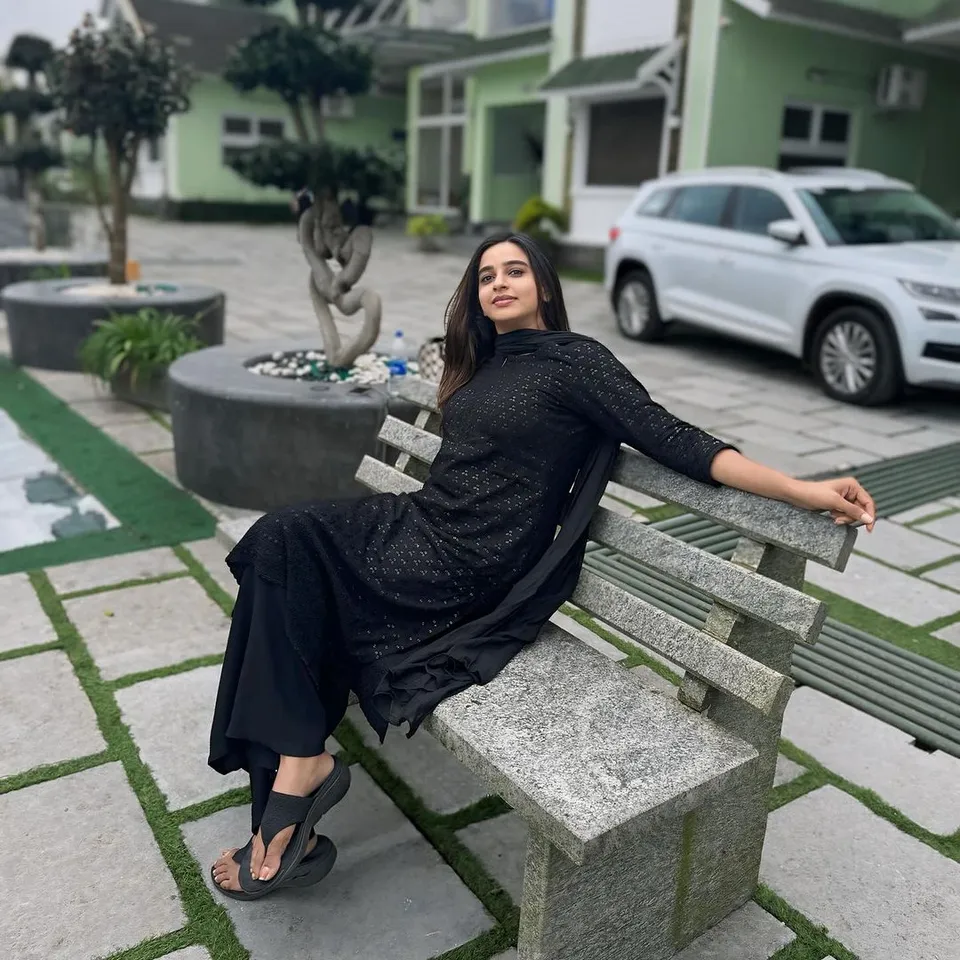 தண்ணீரில் விளையாடும் நட்சத்திரம்: இந்த சீரியல் நடிகை யார்னு தெரியுதா? வைரல் க்ளிக்ஸ்