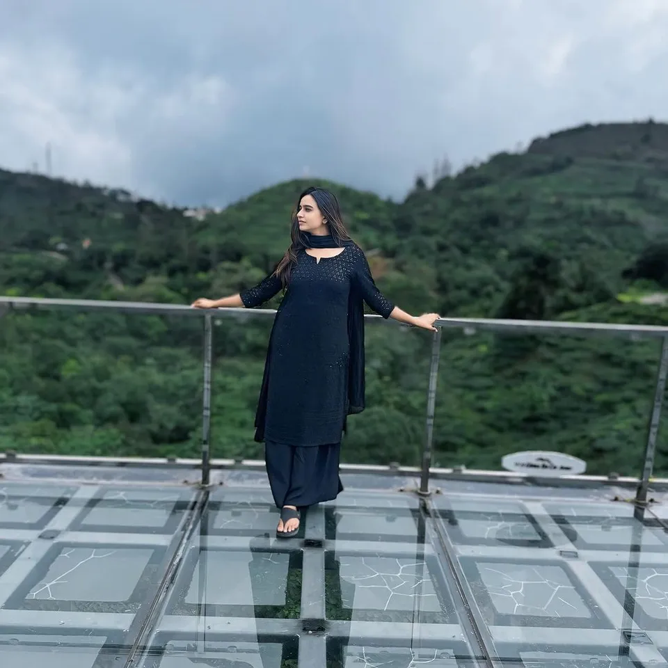 தண்ணீரில் விளையாடும் நட்சத்திரம்: இந்த சீரியல் நடிகை யார்னு தெரியுதா? வைரல் க்ளிக்ஸ்