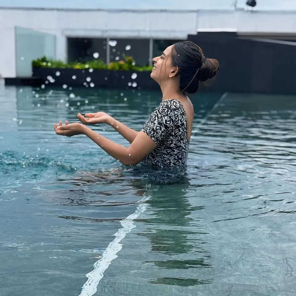 தண்ணீரில் விளையாடும் நட்சத்திரம்: இந்த சீரியல் நடிகை யார்னு தெரியுதா? வைரல் க்ளிக்ஸ்
