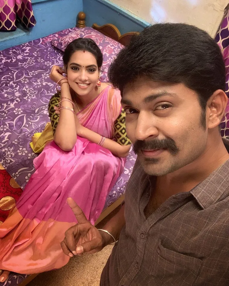 பிரபல நடிகையுடன் பெண் வேடத்தில் சீரியல் நடிகர்: இவர் யார்னு தெரியுதா?