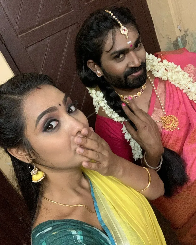 பிரபல நடிகையுடன் பெண் வேடத்தில் சீரியல் நடிகர்: இவர் யார்னு தெரியுதா?