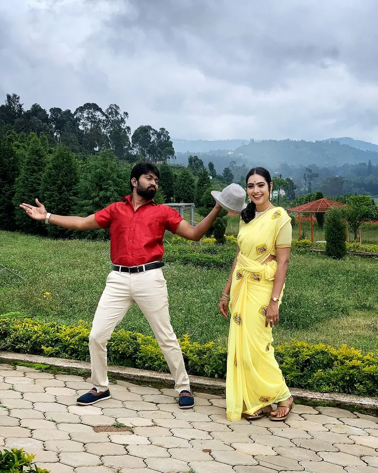பிரபல நடிகையுடன் பெண் வேடத்தில் சீரியல் நடிகர்: இவர் யார்னு தெரியுதா?