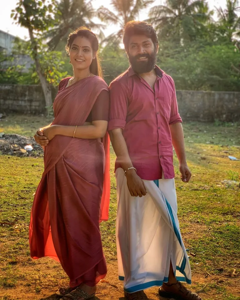 பிரபல நடிகையுடன் பெண் வேடத்தில் சீரியல் நடிகர்: இவர் யார்னு தெரியுதா?