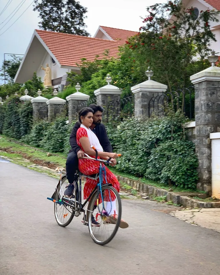 பிரபல நடிகையுடன் பெண் வேடத்தில் சீரியல் நடிகர்: இவர் யார்னு தெரியுதா?