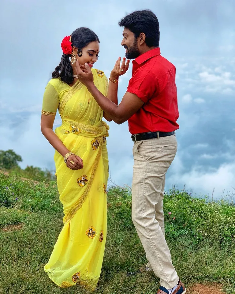 பிரபல நடிகையுடன் பெண் வேடத்தில் சீரியல் நடிகர்: இவர் யார்னு தெரியுதா?