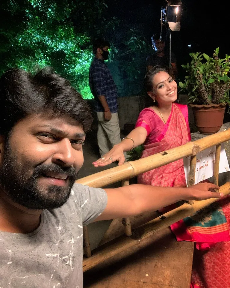 பிரபல நடிகையுடன் பெண் வேடத்தில் சீரியல் நடிகர்: இவர் யார்னு தெரியுதா?