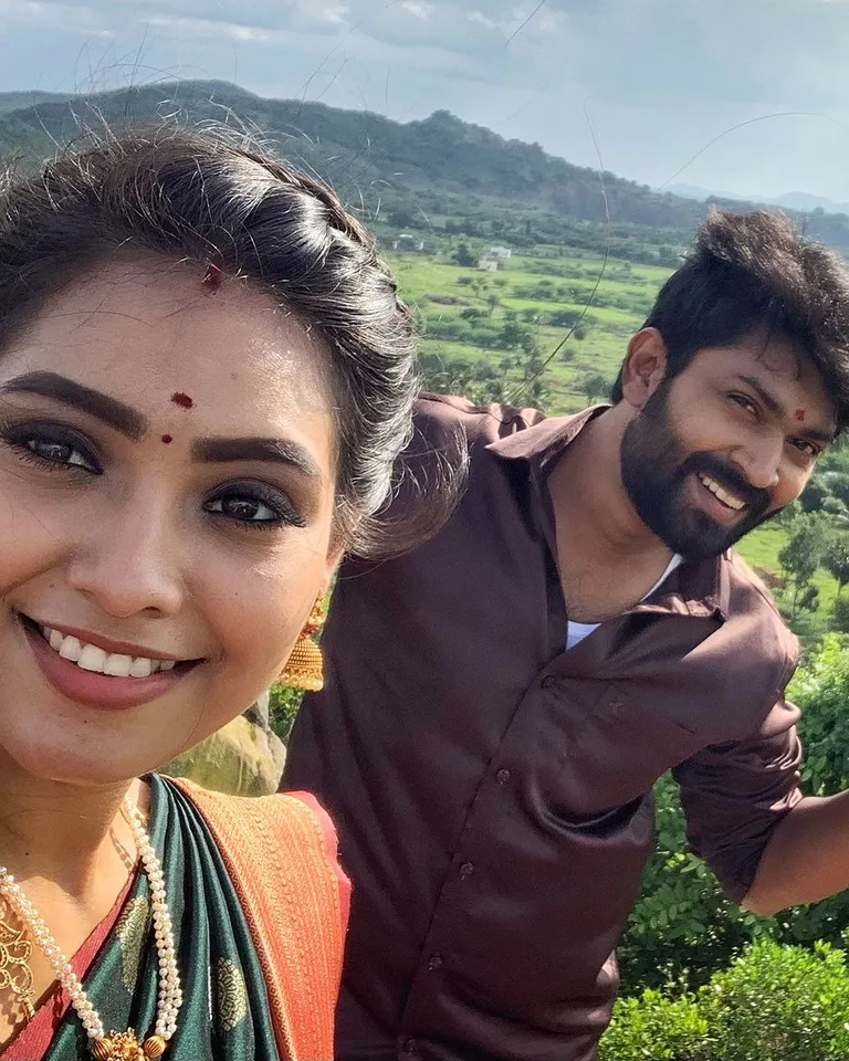 பிரபல நடிகையுடன் பெண் வேடத்தில் சீரியல் நடிகர்: இவர் யார்னு தெரியுதா?