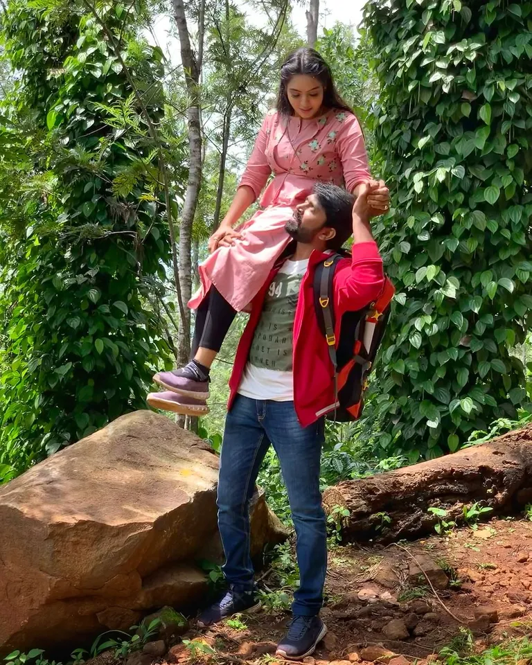 பிரபல நடிகையுடன் பெண் வேடத்தில் சீரியல் நடிகர்: இவர் யார்னு தெரியுதா?