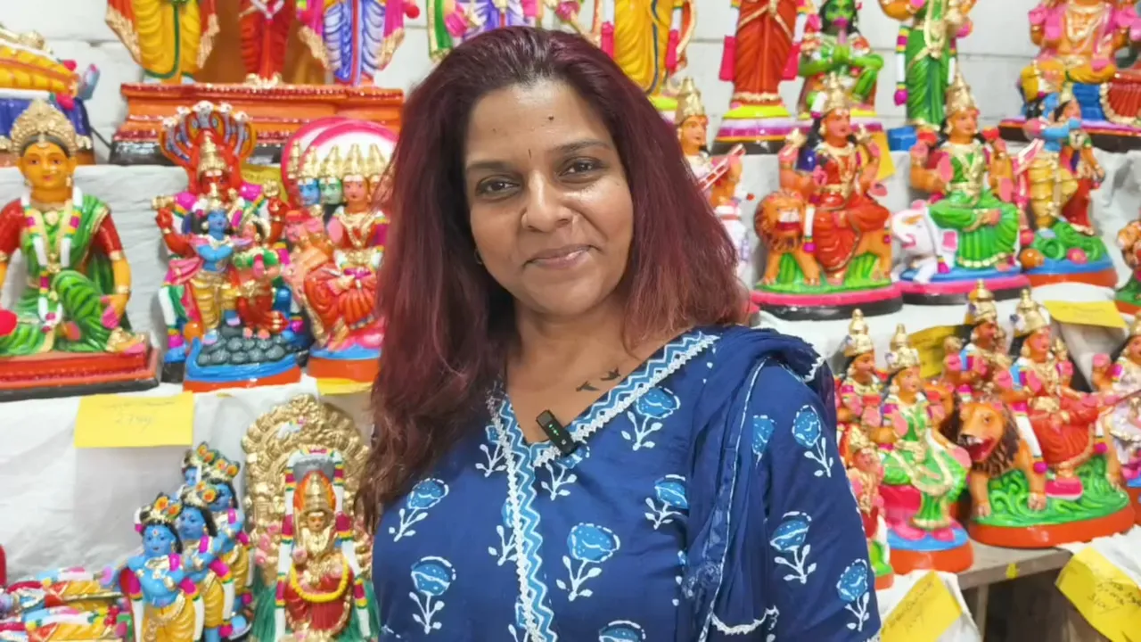 களி மண் மற்றும் காகித கூல் பயன்படுத்தி கைவினை வேலைபாடுகளில் கொலு பொம்மைகள் தயாரித்ததாக தெரிவித்த கலைஞர்கள், நவராத்திரிக்காக ஒருவருடம் கைவினை வேலைபாடுகளில் கொலு பொம்மைகளை தயாரித்து விற்பனை செய்வதாக தெரிவித்தனர்.