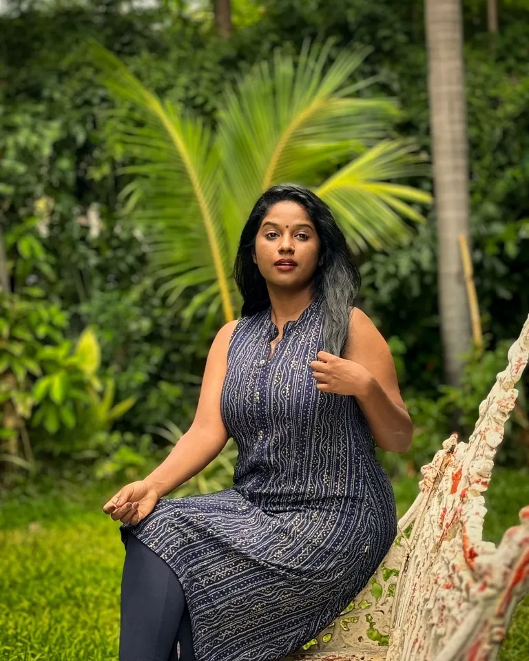 க்ளாமர் லுக்கில் அசத்தும் சுந்தரி நடிகை; கேப்ரியல்லா வைரல் க்ளிக்ஸ்!