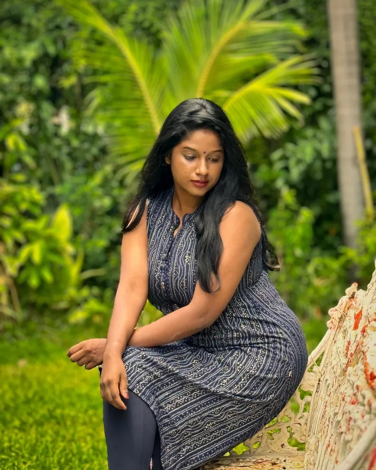 க்ளாமர் லுக்கில் அசத்தும் சுந்தரி நடிகை; கேப்ரியல்லா வைரல் க்ளிக்ஸ்!