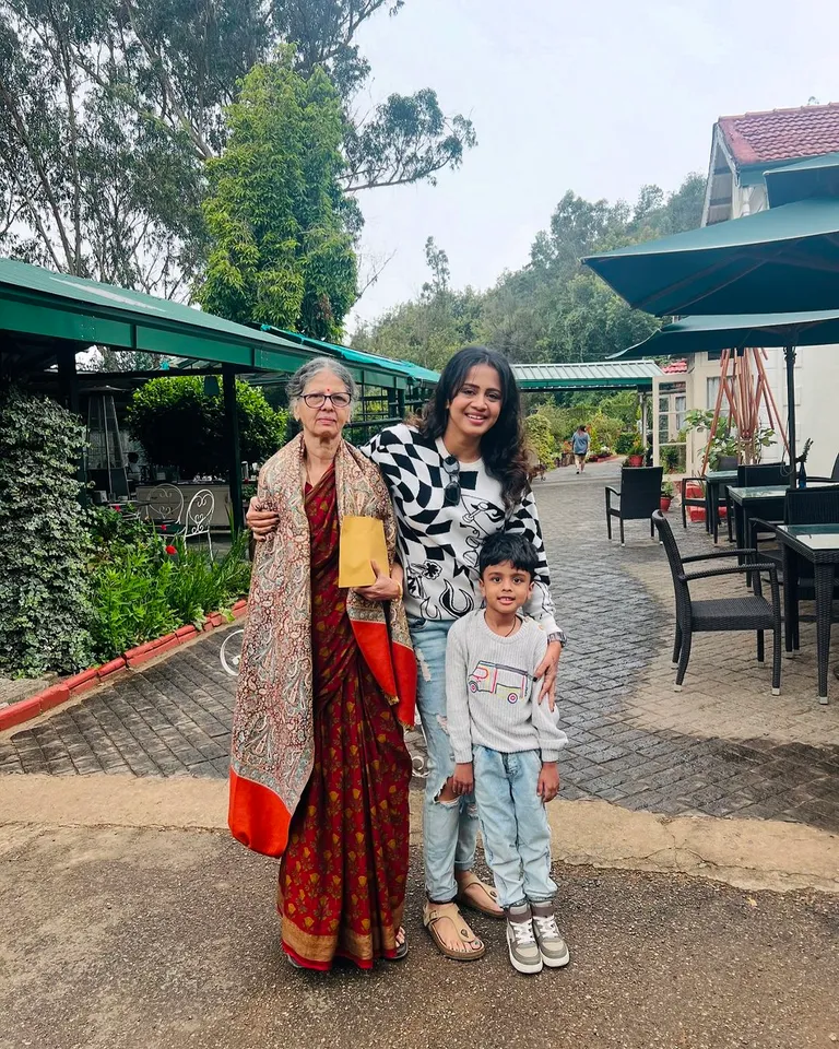Vj Anjana instagram family son vacation clicks  