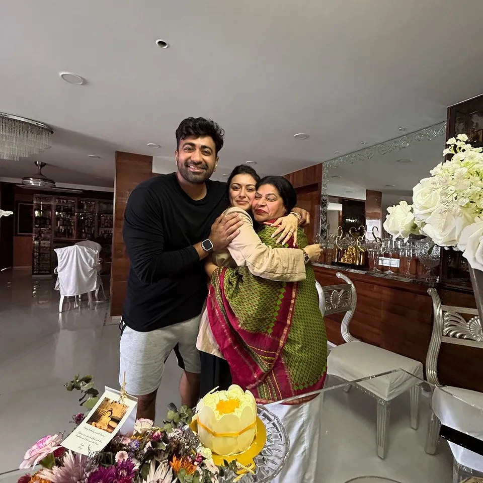 HDB Hansika: லைட் வெளிச்சத்தில் கேக்; குடும்பத்துடன் குதுகலம்; ஹன்சிகா பர்த்டே க்ளிக்ஸ்