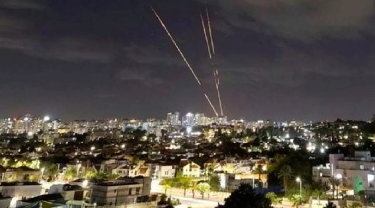 Iran launches missile barrage against Israel escalates Middle East tension Tamil News 