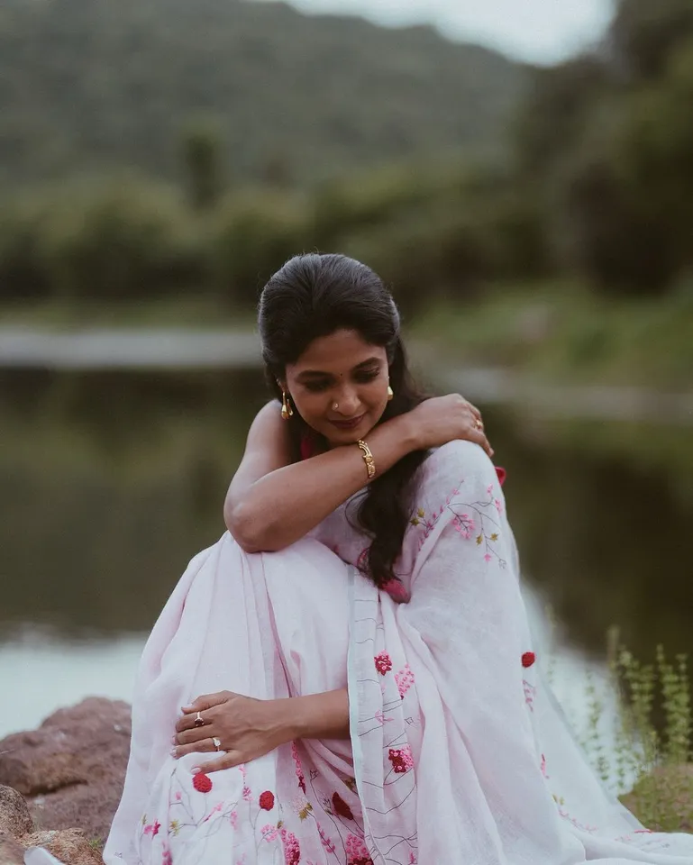 முதலாம் ஆண்டு திருமண நாள்: கணவருடன் கீர்த்தி பாண்டியன்; ரொமான்டிக் க்ளிக்ஸ்