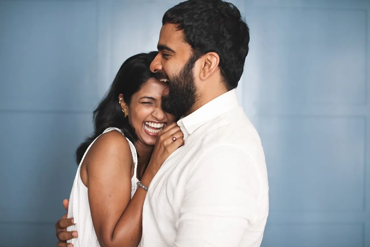 முதலாம் ஆண்டு திருமண நாள்: கணவருடன் கீர்த்தி பாண்டியன்; ரொமான்டிக் க்ளிக்ஸ்