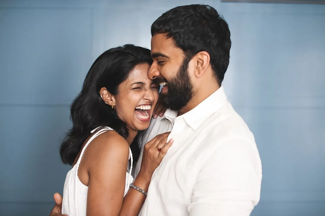 முதலாம் ஆண்டு திருமண நாள்: கணவருடன் கீர்த்தி பாண்டியன்; ரொமான்டிக் க்ளிக்ஸ்