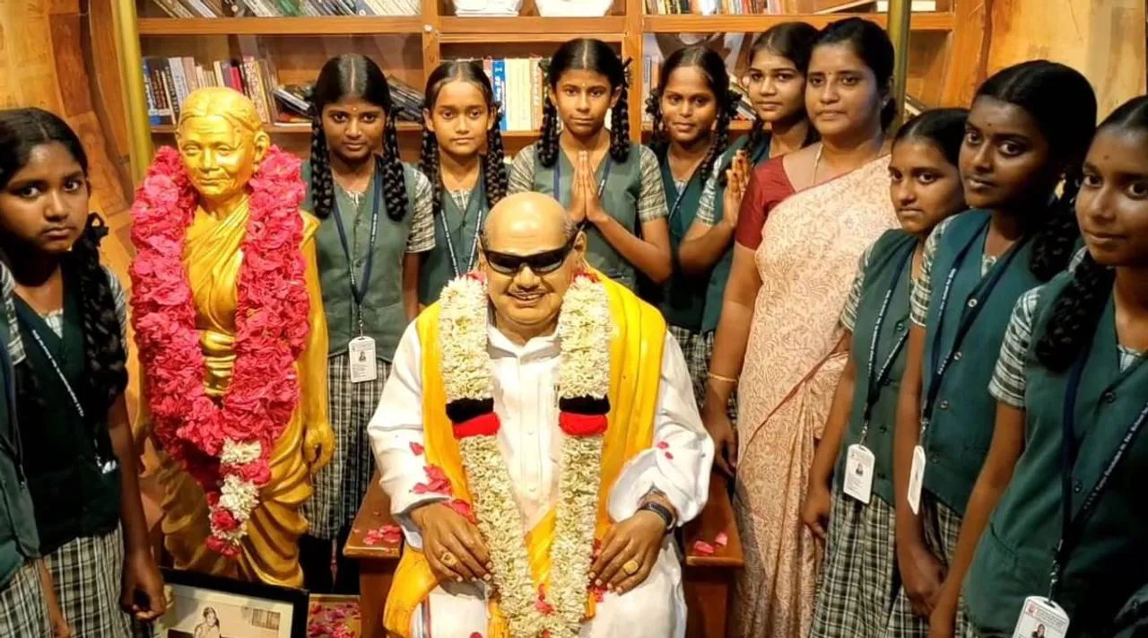  Karunanidhi statue.jpg