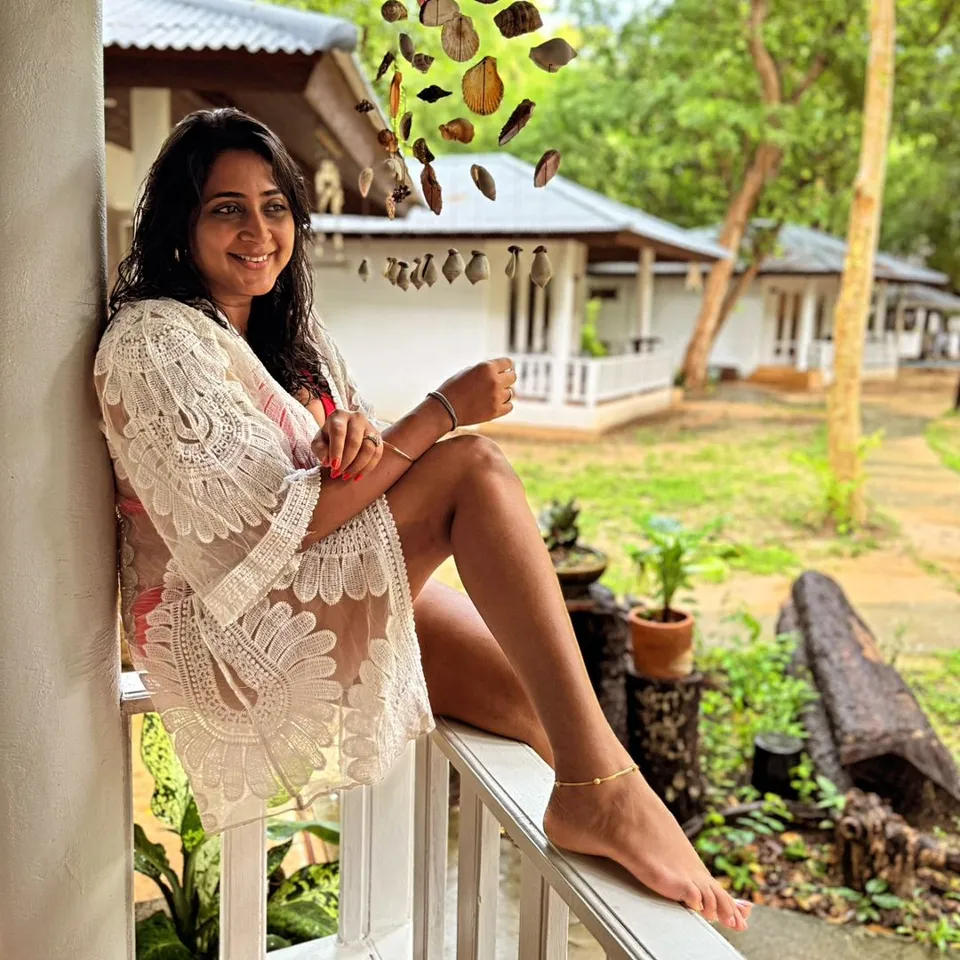 பிகினிக்கு மாறிய கனிகா: எதிர்நீச்சல் முடிவுக்கு வந்த தைரியமோ! வைரல் க்ளிக்ஸ்