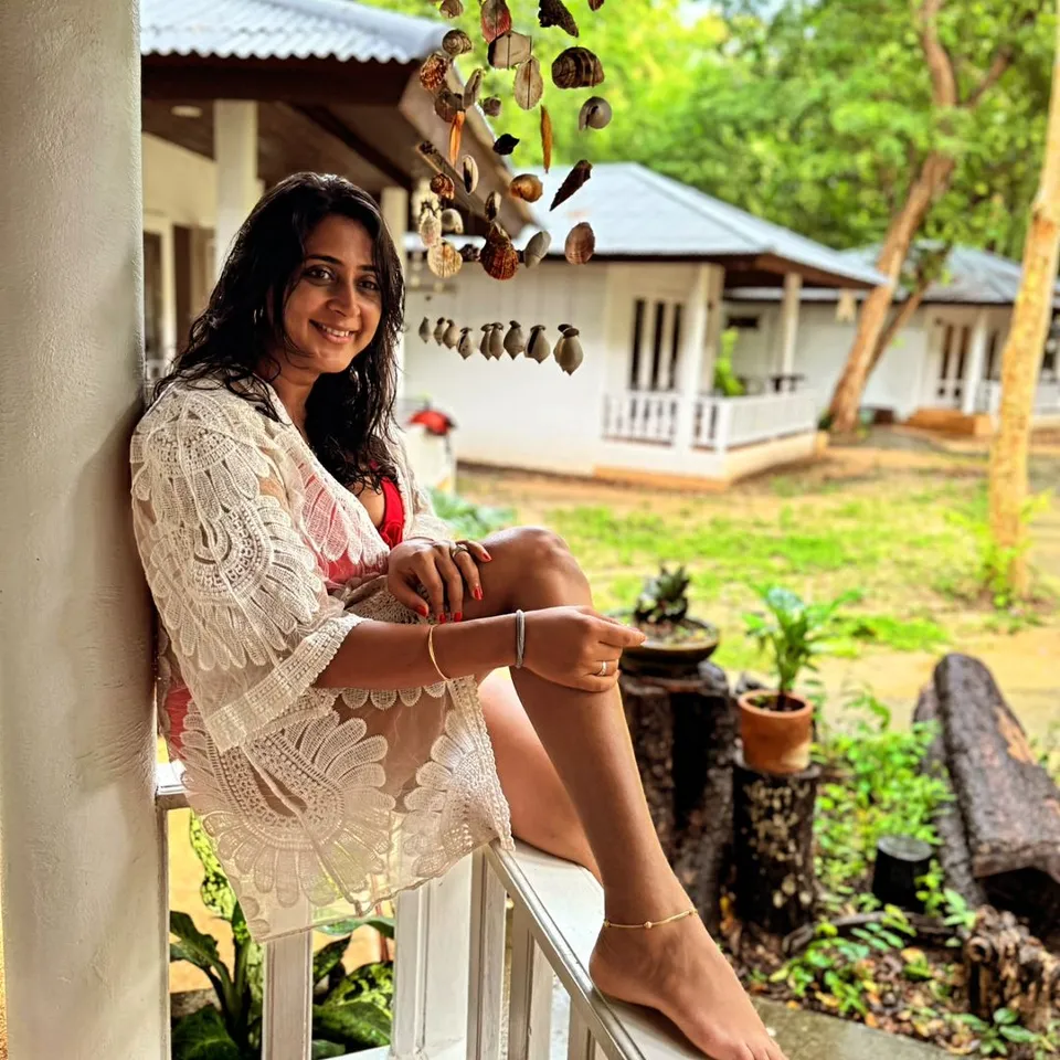 பிகினிக்கு மாறிய கனிகா: எதிர்நீச்சல் முடிவுக்கு வந்த தைரியமோ! வைரல் க்ளிக்ஸ்