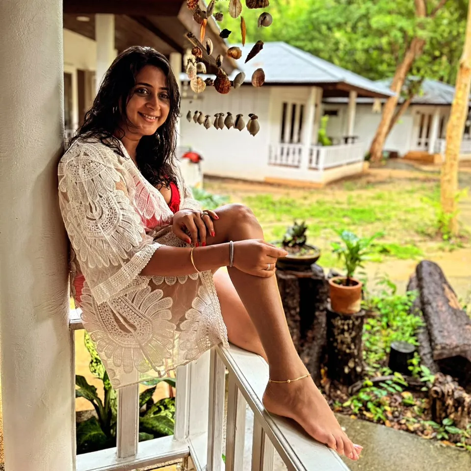 பிகினிக்கு மாறிய கனிகா: எதிர்நீச்சல் முடிவுக்கு வந்த தைரியமோ! வைரல் க்ளிக்ஸ்