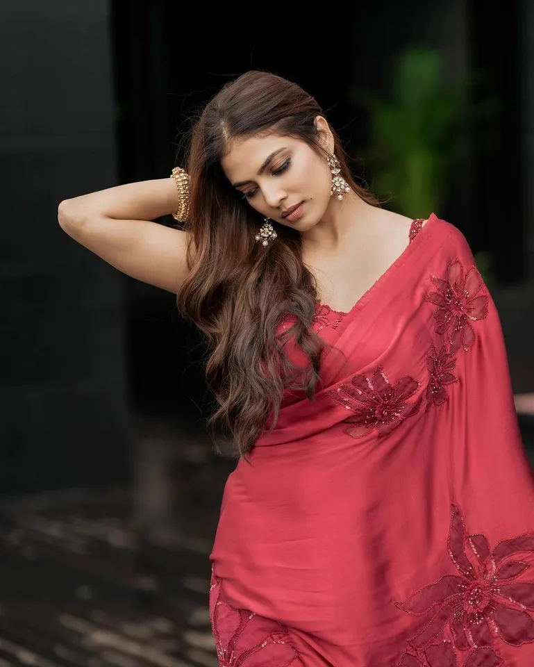 கண்களும் கவி பாடும் என்பது இதுதானா? மனதை மயக்கும் மாளவிகா க்ளிக்ஸ்