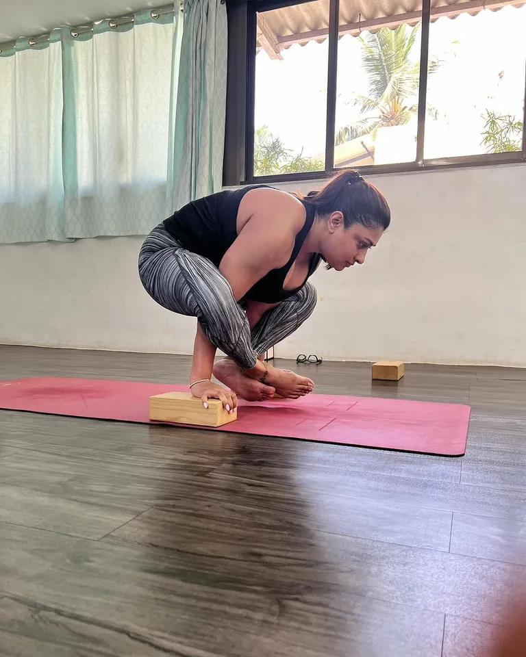 இவர் தான் மிஸ் 360: உடற்பயிற்சியில் சுழன்று அடிக்கும் நடிகை; இவர் யார்னு தெரியுதா?