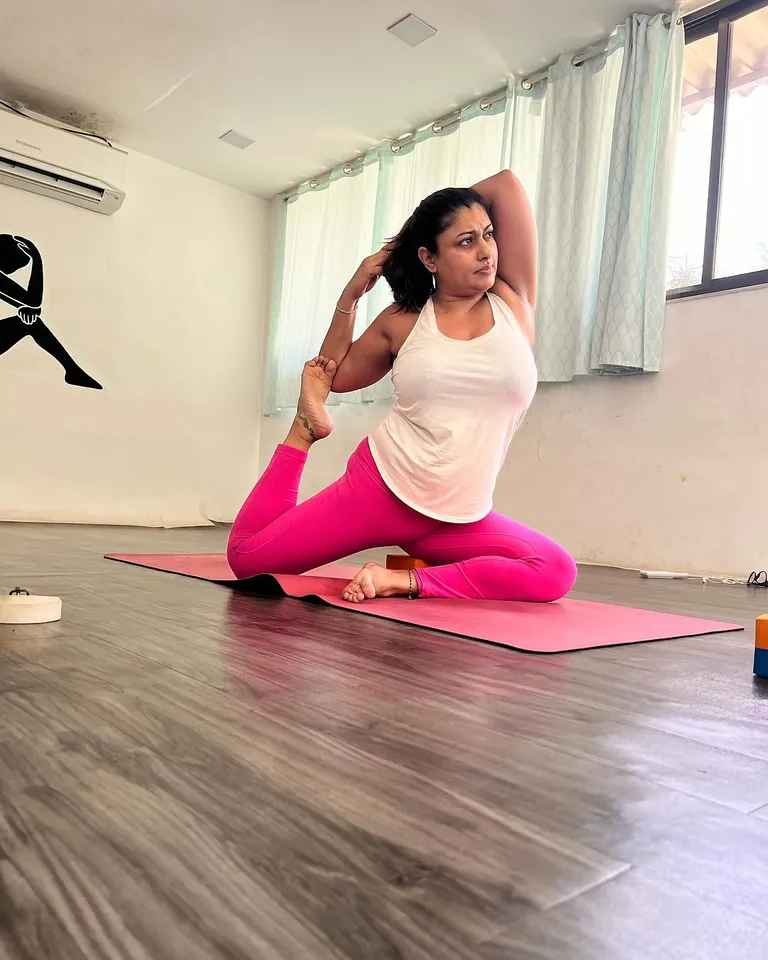 இவர் தான் மிஸ் 360: உடற்பயிற்சியில் சுழன்று அடிக்கும் நடிகை; இவர் யார்னு தெரியுதா?