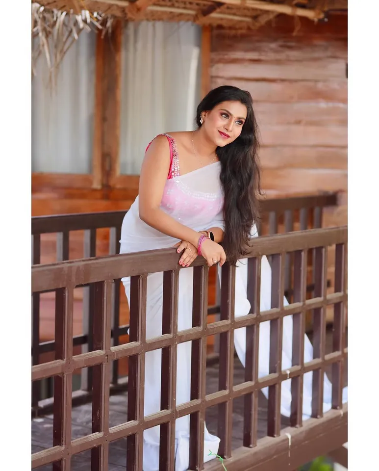 பழைய ரம்பாவுக்கு டஃப் பைட் கொடுக்கும் டாக்டர் பல்லவி: அனிதா குப்புசாமி மகளா? வாயடைத்த நெட்டிசன்கள்