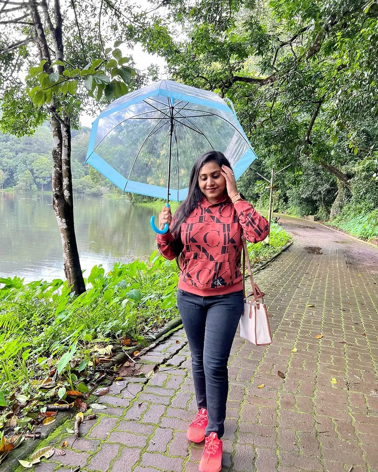 பழைய ரம்பாவுக்கு டஃப் பைட் கொடுக்கும் டாக்டர் பல்லவி: அனிதா குப்புசாமி மகளா? வாயடைத்த நெட்டிசன்கள்