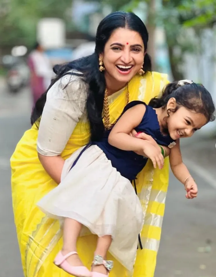 Pandyan Store Serial Actress Sujitha Viral Photos