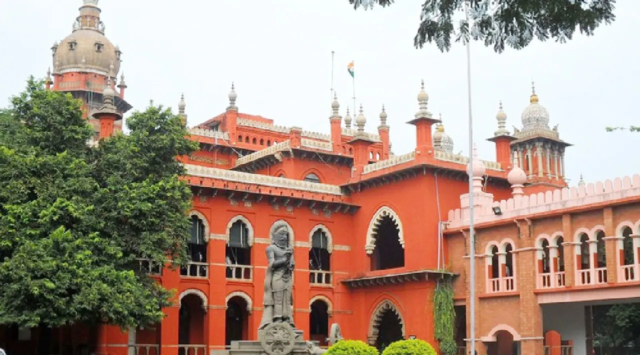 Madras High court order police not to chase public from beach and park at nights Tamil News 