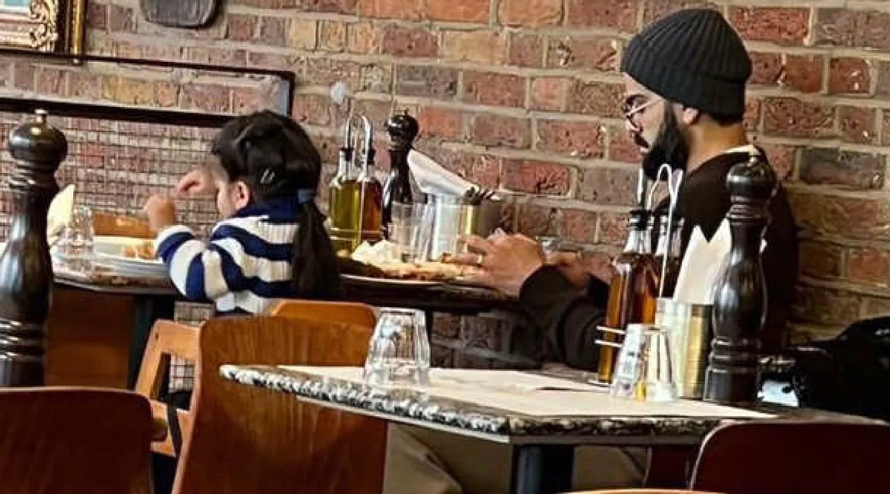 Virat Kohli photo with daughter Vamika goes viral on social media Tamil News 