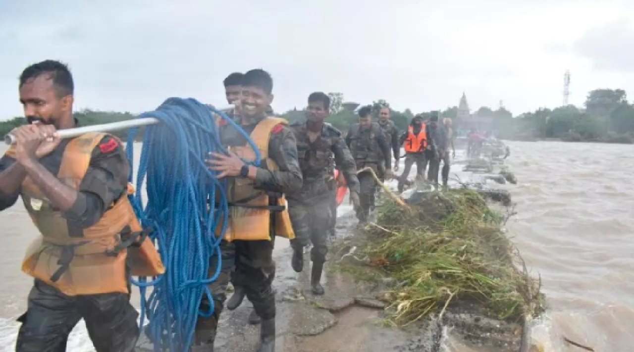 gujarat rain updates water logging flooding IMD cyclone warning Tamil News 