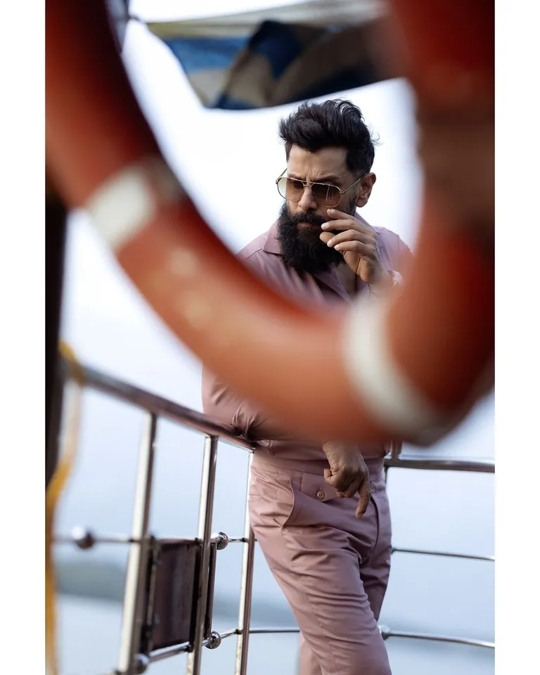 ஸ்டைலிஷ் லுக்கில் அசத்தும் தங்கலான் ஹீரோ: ப்ரமோஷனுக்கு ரெடி ஆகிட்டாரோ!