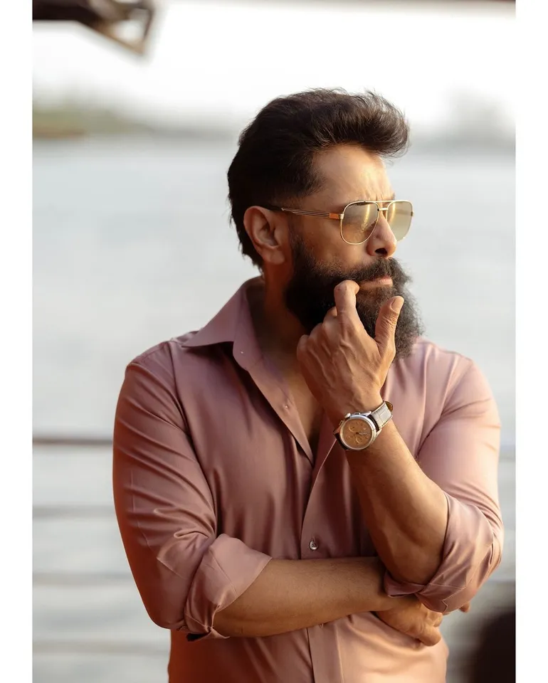 ஸ்டைலிஷ் லுக்கில் அசத்தும் தங்கலான் ஹீரோ: ப்ரமோஷனுக்கு ரெடி ஆகிட்டாரோ!
