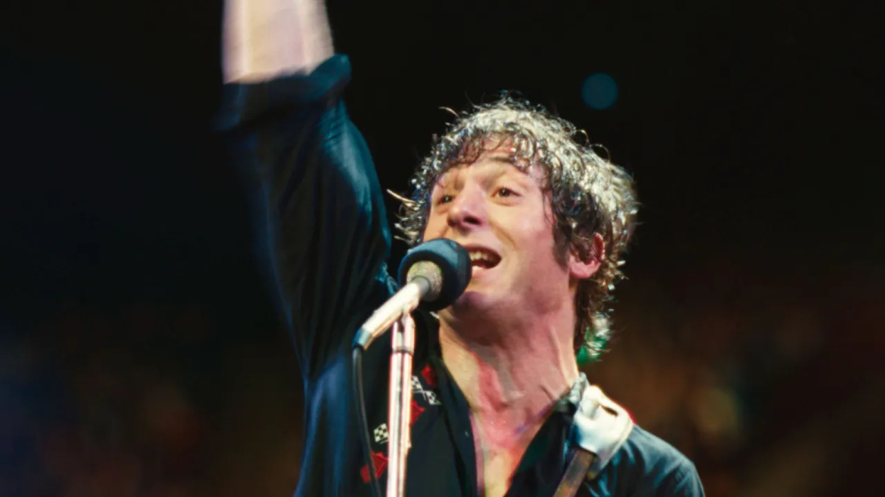 Jeremy Allen playing Bruce Springsteen